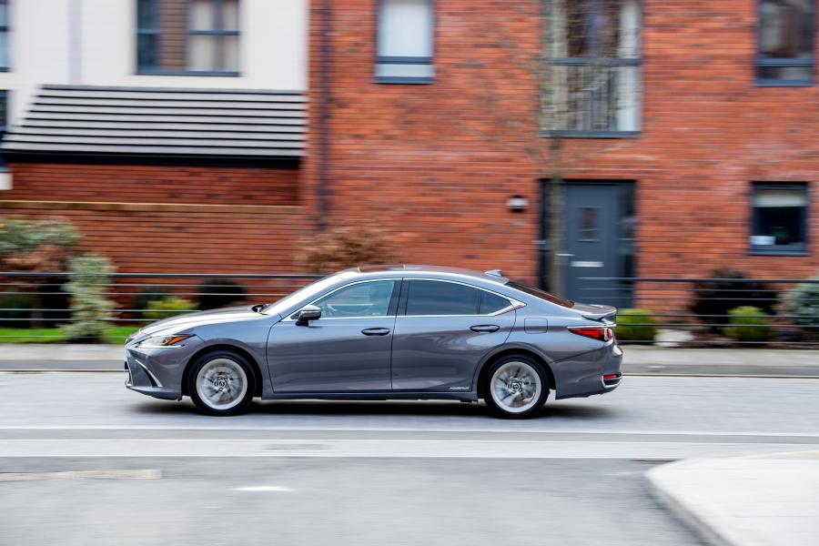  Lexus ES300h 2019 года  (UK) (фото 25 из 30)